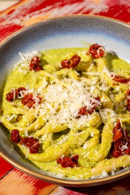Pici pistachio – domácí pici těstoviny s pistáciovým pestem z pražených pistácií a bazalky, pecorino a sušená rajčata, toskánská restaurace Amiata Praha